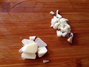 大蒜一瓣切粒，一瓣切片