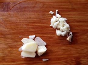 大蒜一瓣切粒，一瓣切片