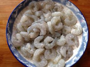 虾仁去虾线冲净，用厨房纸吸干表面水分