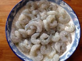 虾仁去虾线冲净，用厨房纸吸干表面水分