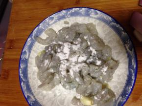 腌制好的虾仁捡出葱段，加入淀粉和几滴食用油抓匀上浆