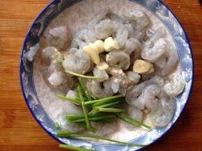 加入蒜片、葱段、盐、白胡椒粉抓匀腌制10分钟