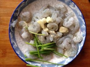 加入蒜片、葱段、盐、白胡椒粉抓匀腌制10分钟