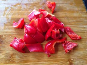 红椒切成象眼块