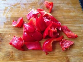 红椒切成象眼块