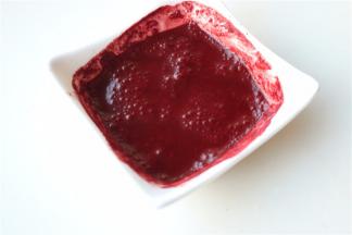 红曲粉用20克开水拌匀，晾凉待用。