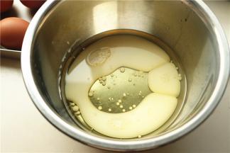 玉米油和牛奶混合，搅拌至乳化状态。