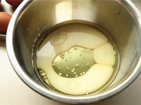 玉米油和牛奶混合，搅拌至乳化状态。