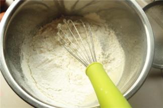 筛入低筋面粉，一字型拌匀。