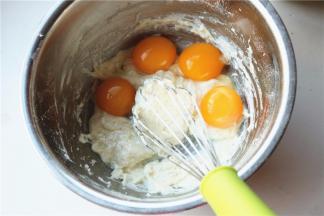 加入分离好的蛋黄。