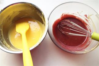 蛋黄糊分成两份，其中一份加入红曲液拌匀。