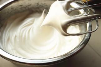 蛋白挤入几滴柠檬汁，打发到粗泡时加入三分之一砂糖，继续打发到体积膨大到2倍时再加入三分之一砂糖，再打发至刚出现弯钩时加入剩余的三分之一白砂糖，再打发到图示湿性发泡状态。