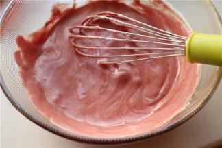 蛋白分为2份，取其中一份的三分之一与红色蛋黄糊翻拌均匀。