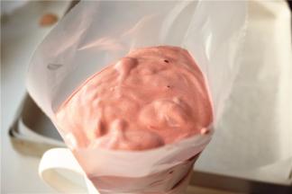 分别装入两个裱花袋，顶部剪口即可。