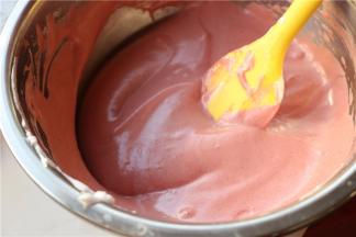 再倒回到这一份剩余的蛋白糊里，再次翻拌均匀。另一份白色面糊也同样混合均匀；