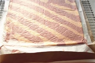 烤好的蛋糕片拿出倒扣在油纸上。