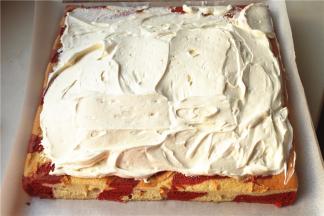 蛋糕片边缘斜切掉，淡奶油加糖粉打发，全部抹到蛋糕片上，中间多，边缘少。