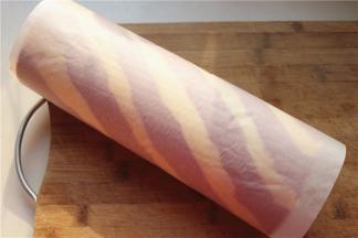 卷起来放入冰箱定型即可。