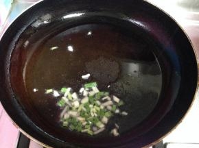 热锅凉油入葱碎、蒜碎炒出香味