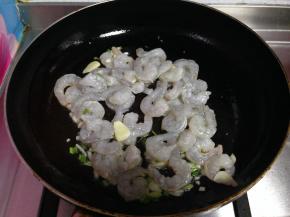 倒入虾仁