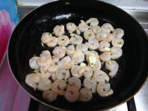 煸至虾仁稍微变红