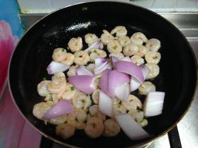 倒入洋葱块炒匀