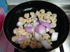 倒入洋葱块炒匀