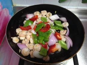 倒入青、红椒块炒匀