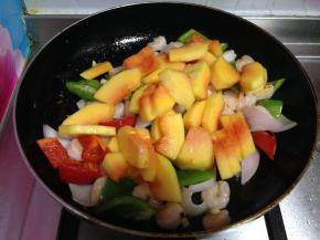 倒入木瓜块迅速炒匀