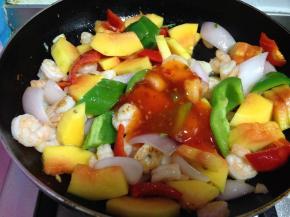 最后加入泰式甜辣酱炒匀即可出锅