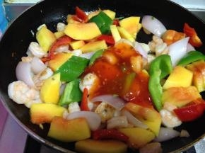 最后加入泰式甜辣酱炒匀即可出锅