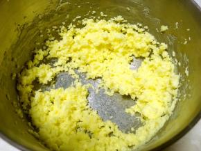 分次加入全蛋液，打发均匀