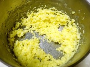 分次加入全蛋液，打发均匀