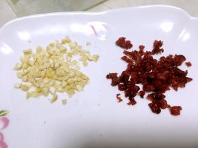 蔓越梅跟腰果切碎备用