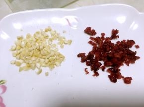 蔓越梅跟腰果切碎备用