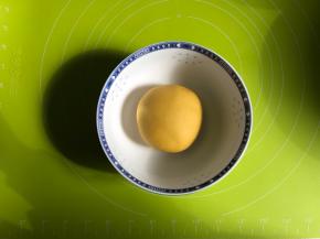 揉成光滑面团，盖上保鲜膜进行发酵，天冷可以用烤箱发酵，发酵1小时