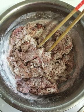 用筷子搅拌成面絮状！