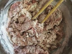 用筷子搅拌成面絮状！