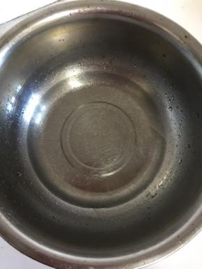 另外再取一个盆，放入110克温水！