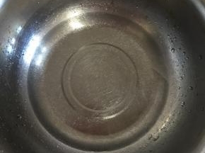 另外再取一个盆，放入110克温水！