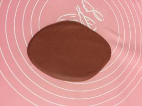 取一份面团，擀成长方形面片！