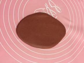 取一份面团，擀成长方形面片！