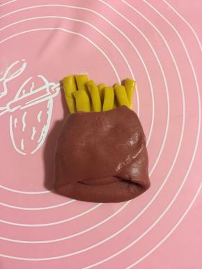 然后把红色面片向中间折！