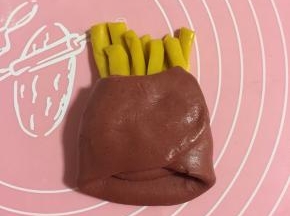 然后把红色面片向中间折！