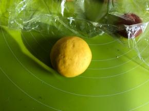 收口捏紧，收口朝下，稍微按压一下