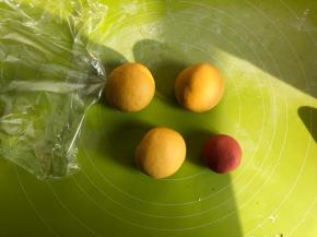 取出发酵好的面团，分成三大一小的面团，其中小的面团揪一点加竹炭粉揉匀，另一部分加入红曲粉揉匀成橘黄色