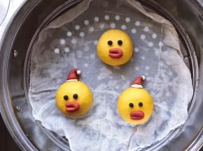 三个面团全部按以上步骤做成莎莉鸡的样子，放入蒸锅，先盖上盖子不要开会，醒发15分钟，然后开大火，上汽以后蒸15分钟，最后不要揭开盖子继续焖10分钟即可