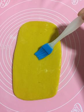 在面片上刷一层色拉油！