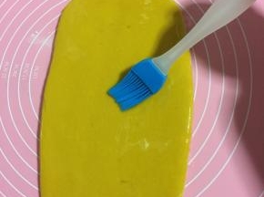 在面片上刷一层色拉油！