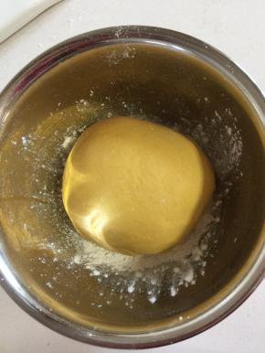 揉成光滑的面团，盖上保鲜膜，放在温暖的地方发酵！